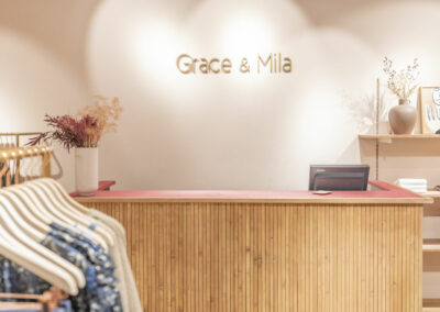 Grace & Mila Lyon Rhône aménagement boutique comptoir menuiserie AMG